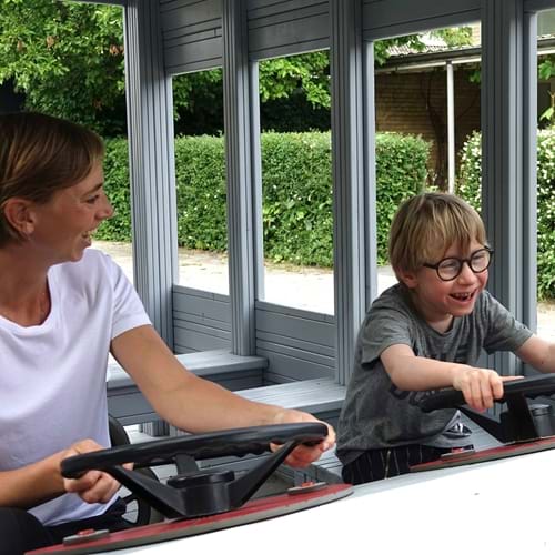 Barn med cerebral parese kører i legebus på Centerbørnehavens legeplads