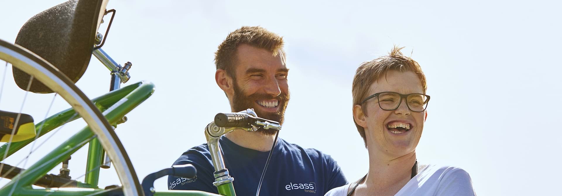 Brit og morten smiler