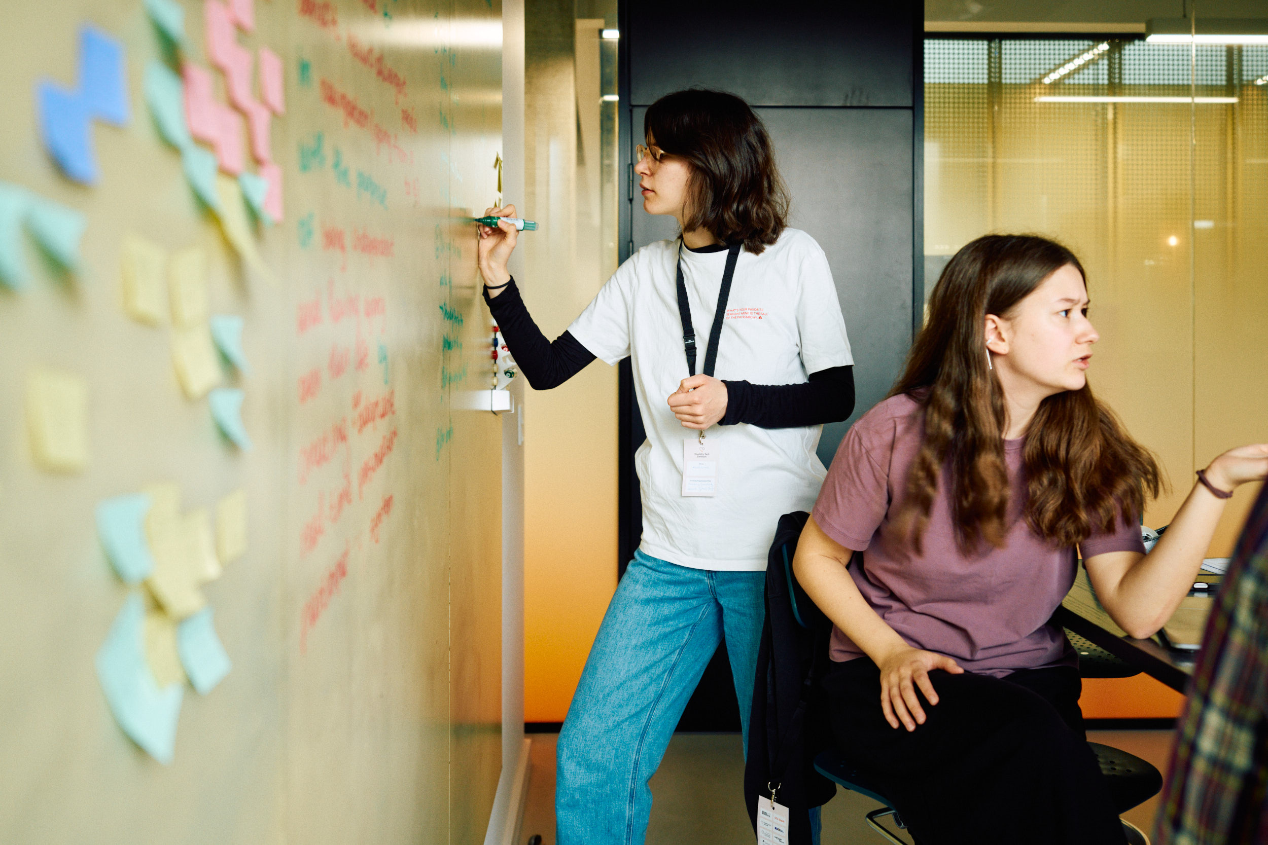 A group gathers their thoughts and ideas on a whiteboard. PHOTO: Rune Pedersen