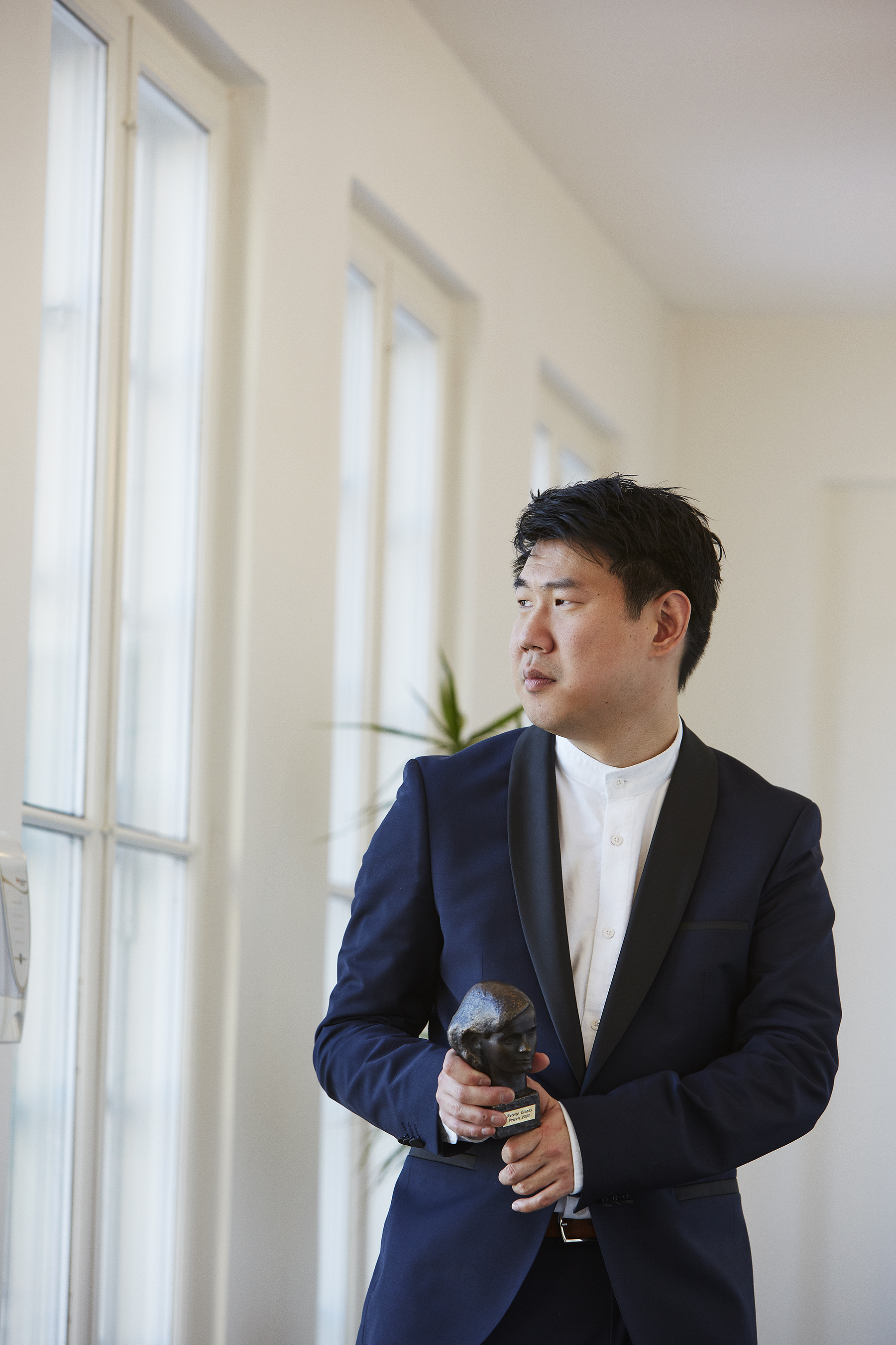 Jacob Nossell med prisen kigger ud i haven