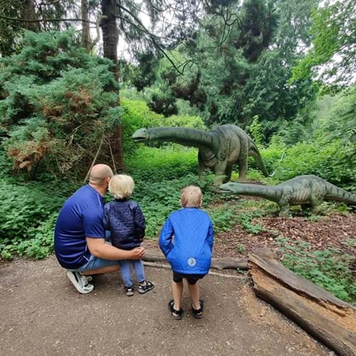 Magne Kigger På Dinoer Med Familien