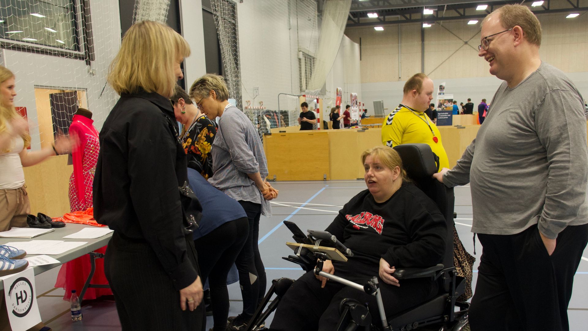 Lisbeth foran danseforeningen