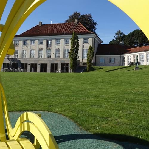 Elsass Fonden set udefra parkområdet