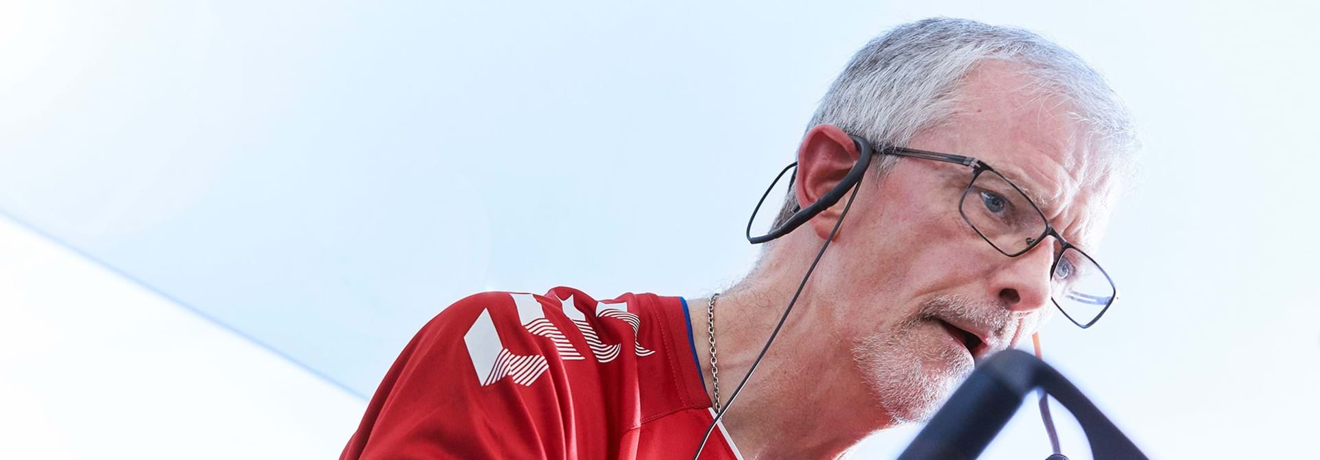 Carsten Med CP Sidder På Spinningcykel