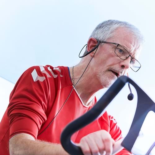 Carsten Med CP Sidder På Spinningcykel