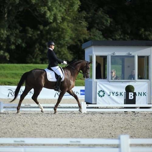 Caroline på ridebanen