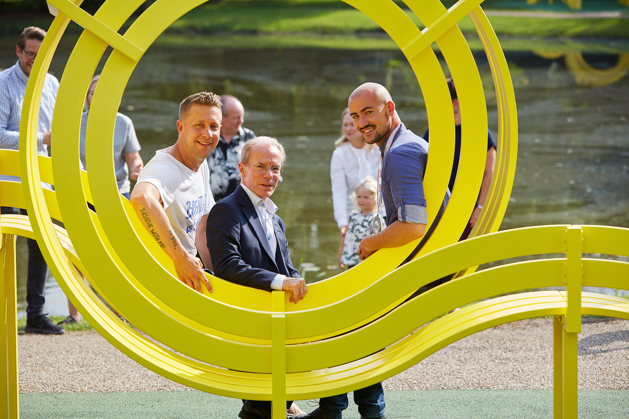 Jeppe Hein, Nick Elsass og Sebastian Frederiksen sidder på en skulptur