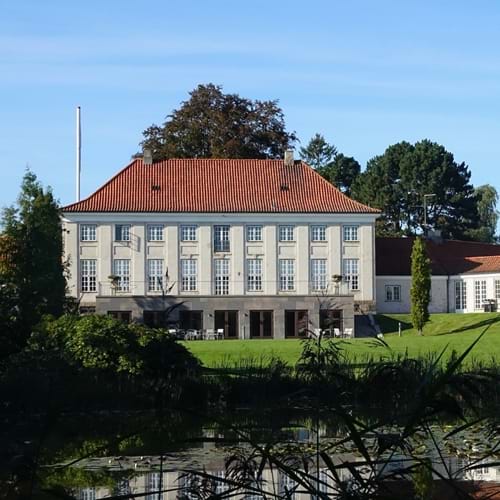 Huset Fra Søen På Afstand Lille
