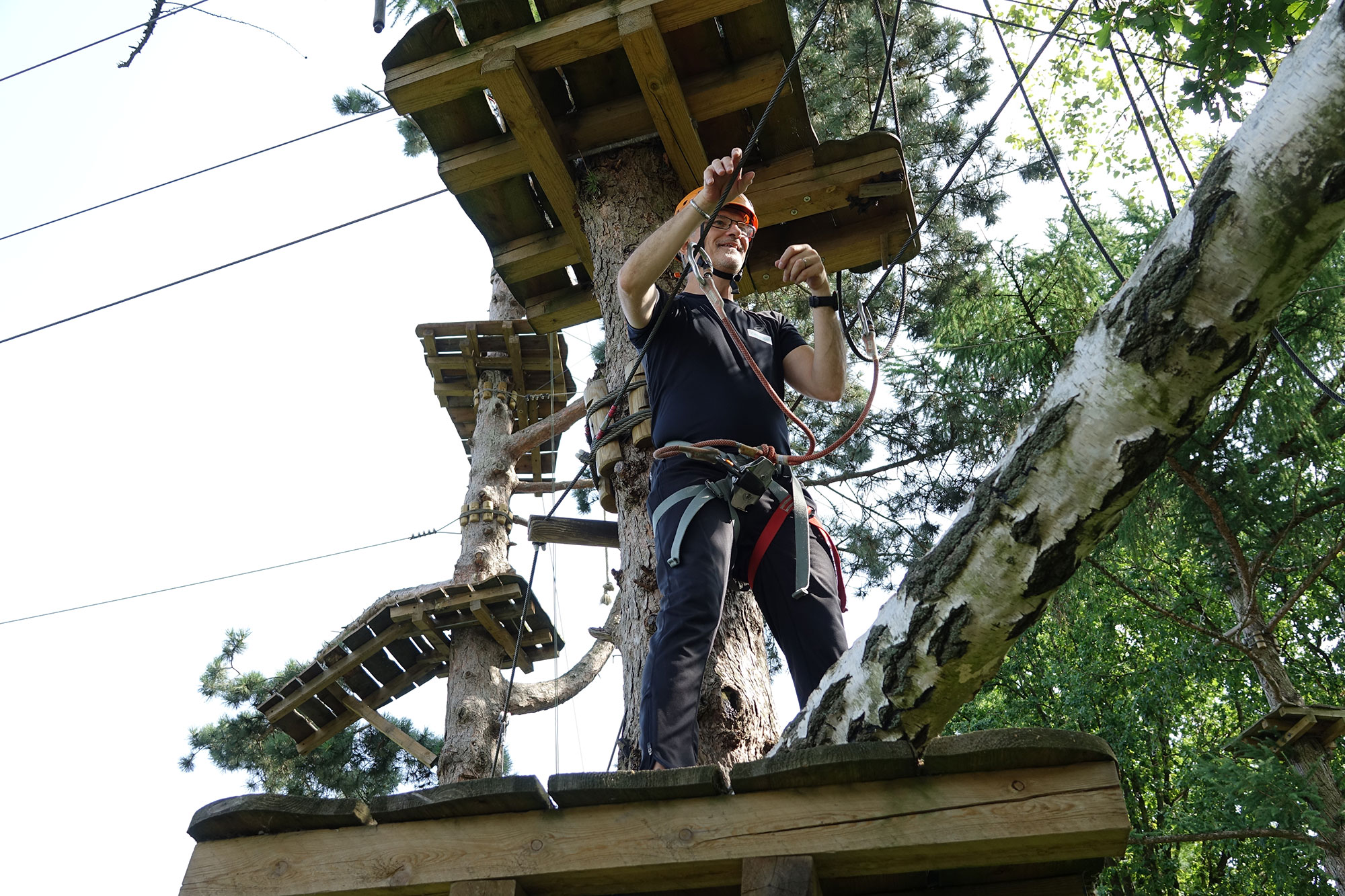 Carsten med cerebral parese klatrer i træer på camp med Elsass Fonden