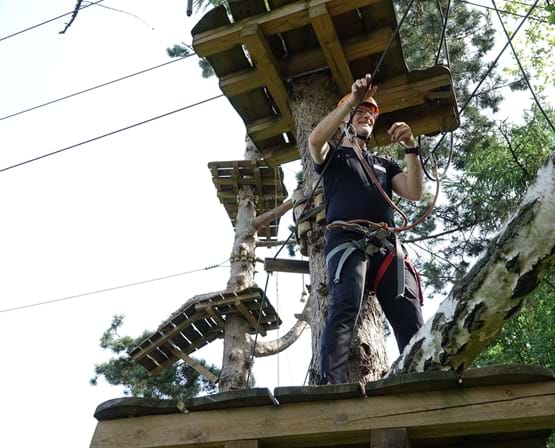 Carsten med cerebral parese klatrer i træer på camp med Elsass Fonden