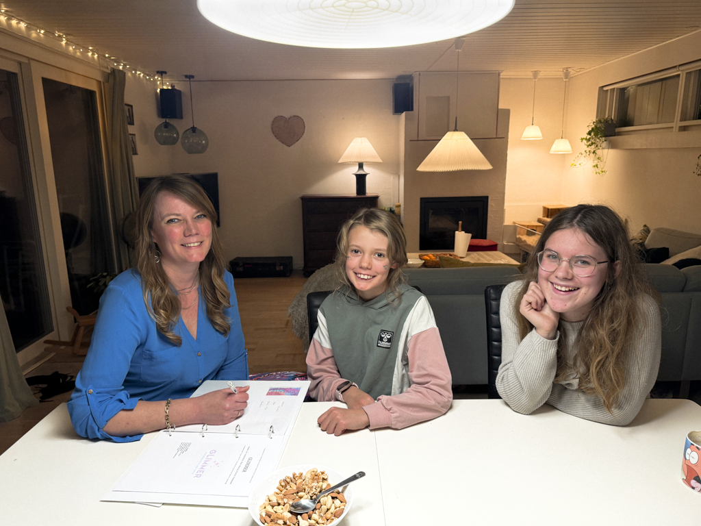 Pia, Kamma, Luka Ved Bord (Lysere)