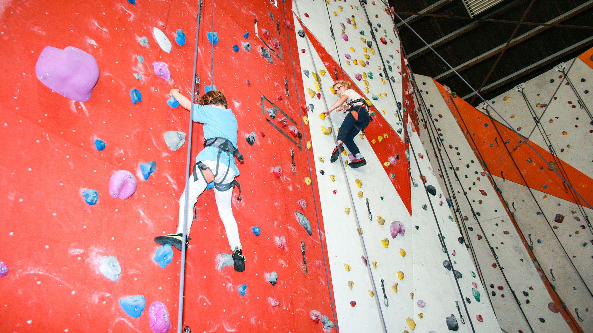 Piger med cerebral parese klatrer til familiecamp